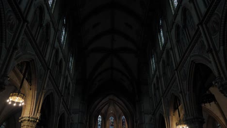 Aufschlussreiche-Aufnahme-Einer-Atemberaubenden-Kathedrale-In-Rotterdam,-Die-Den-Altar-Und-Die-Reihen-Von-Bänken-Zeigt