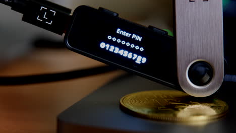 Ledger-Nano-S-Plus,-Mostrando-El-Monitor-Ledger,-Con-Bitcoin-Y-Cable