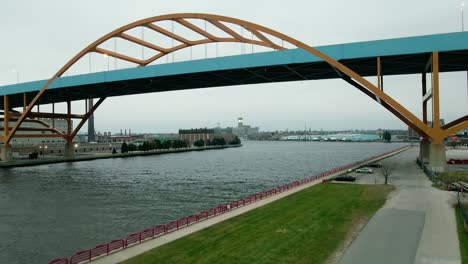 Drohne-Fliegt-Tief-Unter-Der-Bogenbrücke-über-Den-Milwaukee-River-In-Der-Nähe-Des-Michigansees