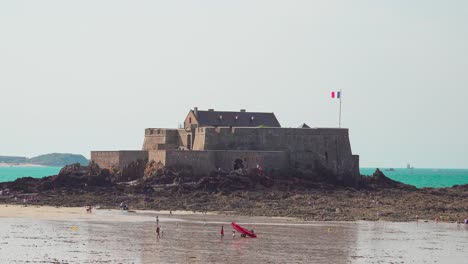 Fort-National-Auf-Einer-Gezeiteninsel-Wenige-Hundert-Meter-Von-Der-Ummauerten-Stadt-Saint-Malo-Entfernt