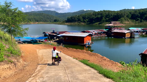 Hochwinkelaufnahme-Von-Hausbooten-Auf-Einem-See,-Umgeben-Von-Hügeln-Mit-Grüner-Vegetation-In-Der-Provinz-Nan,-Thailand-An-Einem-Sonnigen-Tag