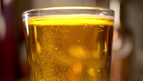 Nahaufnahme-Von-Craft-Beer,-Das-In-Ein-Pint-Glas-Gegossen-Wird,-Heller-Hintergrund