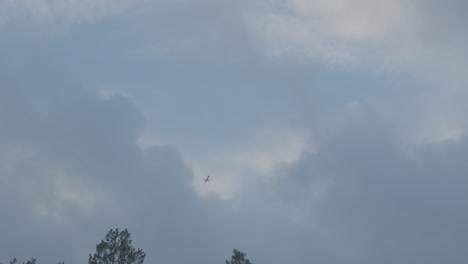 Avión-Escondido-Detrás-De-Las-Nubes,-Vista-Desde-El-Suelo