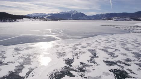 Imágenes-Aéreas-De-Drones-Del-Lago-Congelado