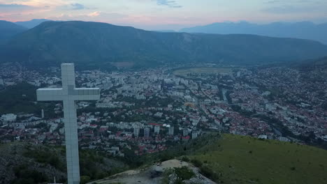 Fliegen-Zum-Großen-Jahrtausendkreuz-Auf-Einem-Hügel-Mit-Blick-Auf-Mostar,-Bosnien