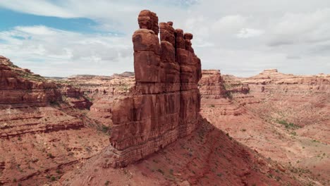 Thin-Eroded-Boulders-in-Desert