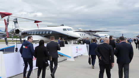Los-Delegados-Caminan-Y-Echan-Un-Vistazo-A-Gulfstream-Jet-En-Una-Exhibición-Estática-En-El-Ebace-2022-En-Ginebra,-Suiza
