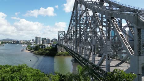 Brisbane's-Story-Bridge-from-Fortitude-Valley-as-cars-go-past
