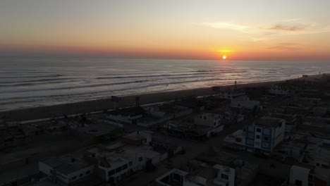 Zeitraffer-Des-Atemberaubenden-Sonnenuntergangs-An-Der-Küste-Von-Lima,-Ruhige-Meereslandschaft,-Peru
