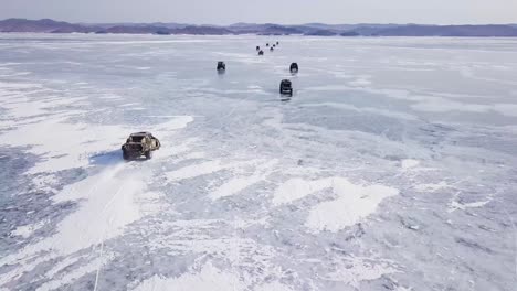 Drohnenansicht-Filmischer-Autorennen-Auf-Der-Erstaunlichen-Naturfilmszene-Des-Gefrorenen-Baikalsees