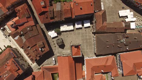 Draufsicht-Auf-Das-Historische-Stadtzentrum-Von-Guimaraes,-Portugal