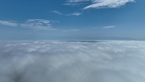 Durch-Kumuluswolken-Fliegen,-Bewölkter-Himmel,-Klare-Sicht