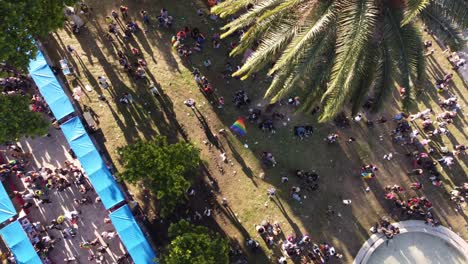 Aufsteigende-Aufnahme-Von-Oben-Nach-Unten,-Die-Eine-Menge-Von-Menschen-Zeigt,-Die-Eine-LGBT-Pride-Parade-In-Buenos-Aires-Feiern---Bunte-Regenbogenfahnen-Für-Menschenrechte-Schwenkend
