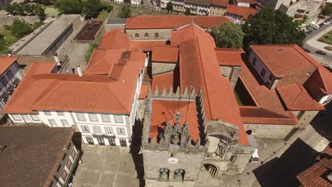 Drone-Volando-Sobre-La-Iglesia-De-La-Dama-De-Oliveira-En-Guimaraes,-Portugal
