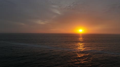 Erstaunlicher-Sonnenuntergang-Von-Lima-Hauptstadt-Von-Peru