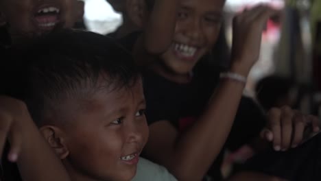 Einheimische-Kinder-Aus-Indonesien-Tanzen-Und-Springen-Glücklich-Herum