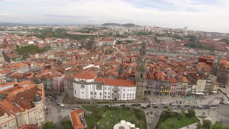 Vista-Aérea-De-La-Torre-De-Los-Clérigos-Y-La-Ciudad-De-Porto-Portugal