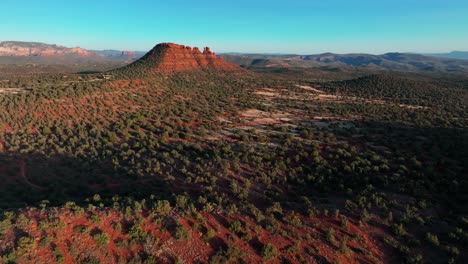 Red-Rock-Buttes-And-Mountains-Of-Sedona-In-Arizona,-USA---aerial-drone-shot