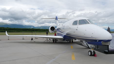 Handheld-Aufnahme-Des-Cessna-Citation-Longitude-Business-Jet-Auf-Dem-Vorfeld-Des-Flughafens