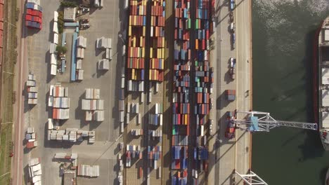 Draufsicht-Auf-Den-Hafen-Mit-Containern