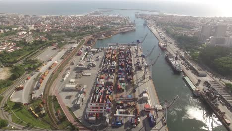 Containerschiff-Hafen-Drohne-Luftaufnahme.-Leixões,-Portugal