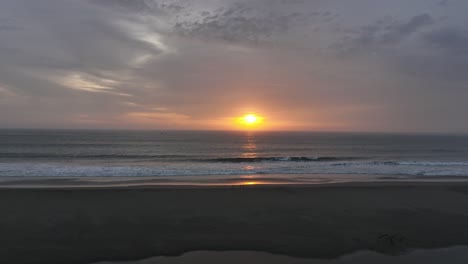 Schöne-Aussicht-Auf-Den-Sonnenuntergang-Von-Lima-Seascape,-Peru