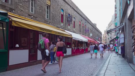 Fußgängerzone-Mit-Ihren-Restaurants-Und-Geschäften-Innerhalb-Der-Stadtmauern-Von-Saint-malo