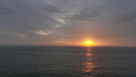 Schöne-Aussicht-Auf-Den-Sonnenuntergang-Von-Lima-Seascape,-Peru