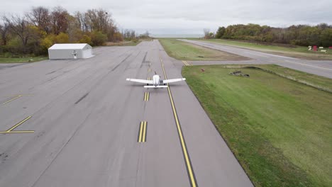 Blick-Auf-Ein-Kleines-Flugzeug,-Das-In-Einem-Kleinen-Flughafen-In-Put-In-Bay,-Ohio,-Vorrückt