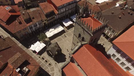 Fliegen-über-Oliveira-Portugiesische-Stiftskirche-In-Guimaraes,-Portugal
