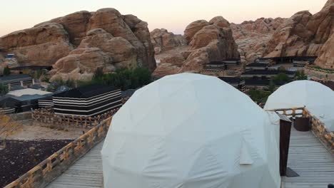 Seven-Wonders-Beduinenlager-Touristenunterkunft-Mit-Traditionellen-Beduinenzelten-Und-Blasenkuppeln-In-Little-Petra-In-Einer-Ungewöhnlichen-Wüstenfelsenlandschaft-In-Jordanien
