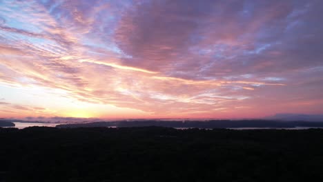 Zeitraffer-Von-Rosa-Wolken,-Die-Bei-Sonnenuntergang-über-Den-Monroesee-Ziehen