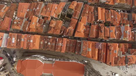 Blick-Von-Oben-Auf-Den-Turm-Torre-Dos-Clerigos-Und-Alte-Gebäude-In-Porto,-Porto
