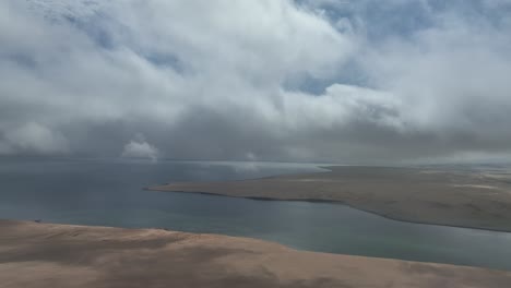 Toma-Cinematográfica-De-Nubes-Blancas-Sobre-Amplias-Tierras-En-El-Mar,-Lima,-Perú