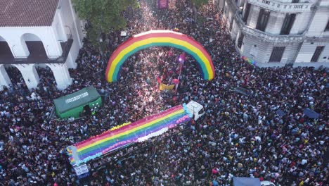 Luftaufnahme-Von-Oben-Nach-Unten:-Menschenmenge,-Die-Lgbt-stolzparade-In-Buenos-Aires-Feiert
