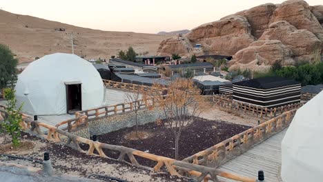 Campamento-Beduino-De-Las-Siete-Maravillas-En-La-Pequeña-Petra-Con-Elegante-Alojamiento-En-Una-Tienda-De-Burbujas-En-Un-Paisaje-Rocoso-Y-Desértico-En-Jordania,-Oriente-Medio