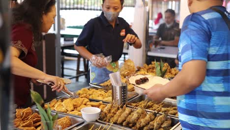 Indonesien---15.-Jan-2023:-Leute-Wählen-Essen-In-Einem-Indonesischen-Restaurant-Aus