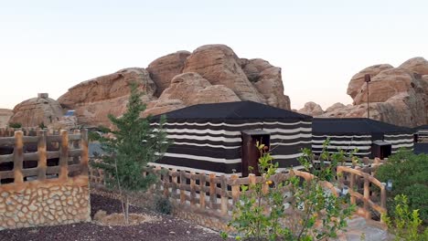 Alojamiento-En-Un-Campamento-Beduino-De-Siete-Maravillas-Dentro-De-La-Pequeña-Petra-En-Jordania,-Paisaje-Desértico-Rocoso-único,-Panorámica-De-Izquierda-A-Derecha,-Oriente-Medio