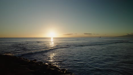 Majestätischer-Zeitraffer-Des-Sonnenuntergangs-über-Dem-Horizont-Von-Honololu,-Hawaii-Mit-Kreuzfahrtschiff,-Das-Vor-Der-Untergehenden-Sonne-Vorbeifährt