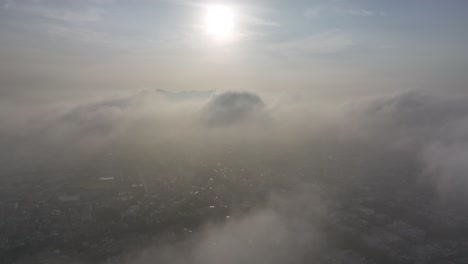Von-Oben-Fliegende-Wolken-Enthüllen-Das-Stadtbild-Von-Lima,-Peru