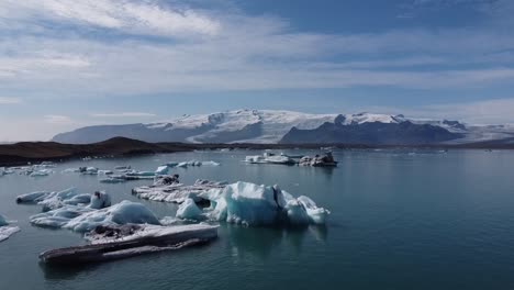 Global-warming-with-melting-icebergs-in-Jokulsarlon-Glacier-Lagoon,-Iceland