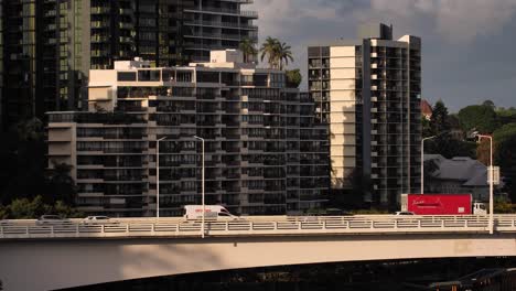 View-of-riverside-expressway-in-Brisbane-City-from-Kangaroo-Point,-Queensland,-Australia