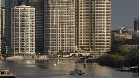 Rivercat-Am-Brisbane-River-Mit-Apartments-Im-Hintergrund,-Stadt-Brisbane,-Queensland,-Australien