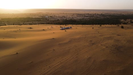 Autos-Auf-Sanddünen-Mit-Schönem-Sahara-wüstensonnenuntergang-Im-Hintergrund,-Mauretanien,-Afrika---Luftbahn