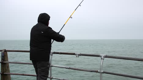 Pescador-Tambaleándose-En-Una-Sesión-De-Pesca-En-El-Mar