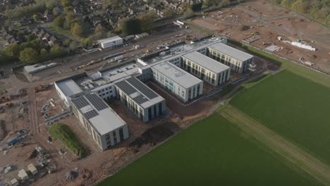 Nueva-Escuela-Secundaria-Moderna-En-Construcción-Sitio-De-Trabajo-Gran-Edificio-Vista-Aérea-Warwickshire-Reino-Unido