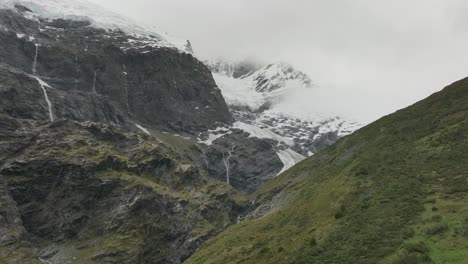 Vista-Panorámica-De-Las-Cascadas-Del-Glaciar-Rob-Roy-Con-Agua-Derretida-Debido-Al-Calentamiento-Global