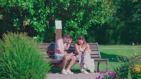 Parc-de-l'Orangerie,-couple-sitting-on-a-park-bench
