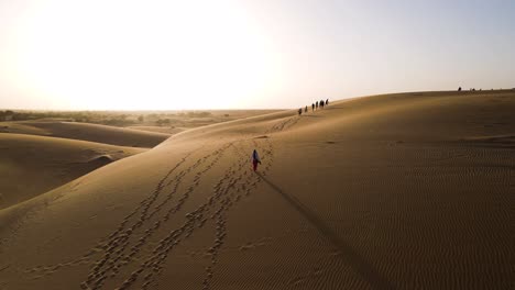 Menschen-Auf-Mauretanien-Sahara-Wüste-Sanddünen-Bei-Sonnenuntergang---Filmische-Antenne