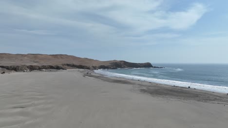 Luftaufnahme-über-Touristen,-Die-Einen-Herrlichen-Sandstrand,-Lima,-Peru-Genießen